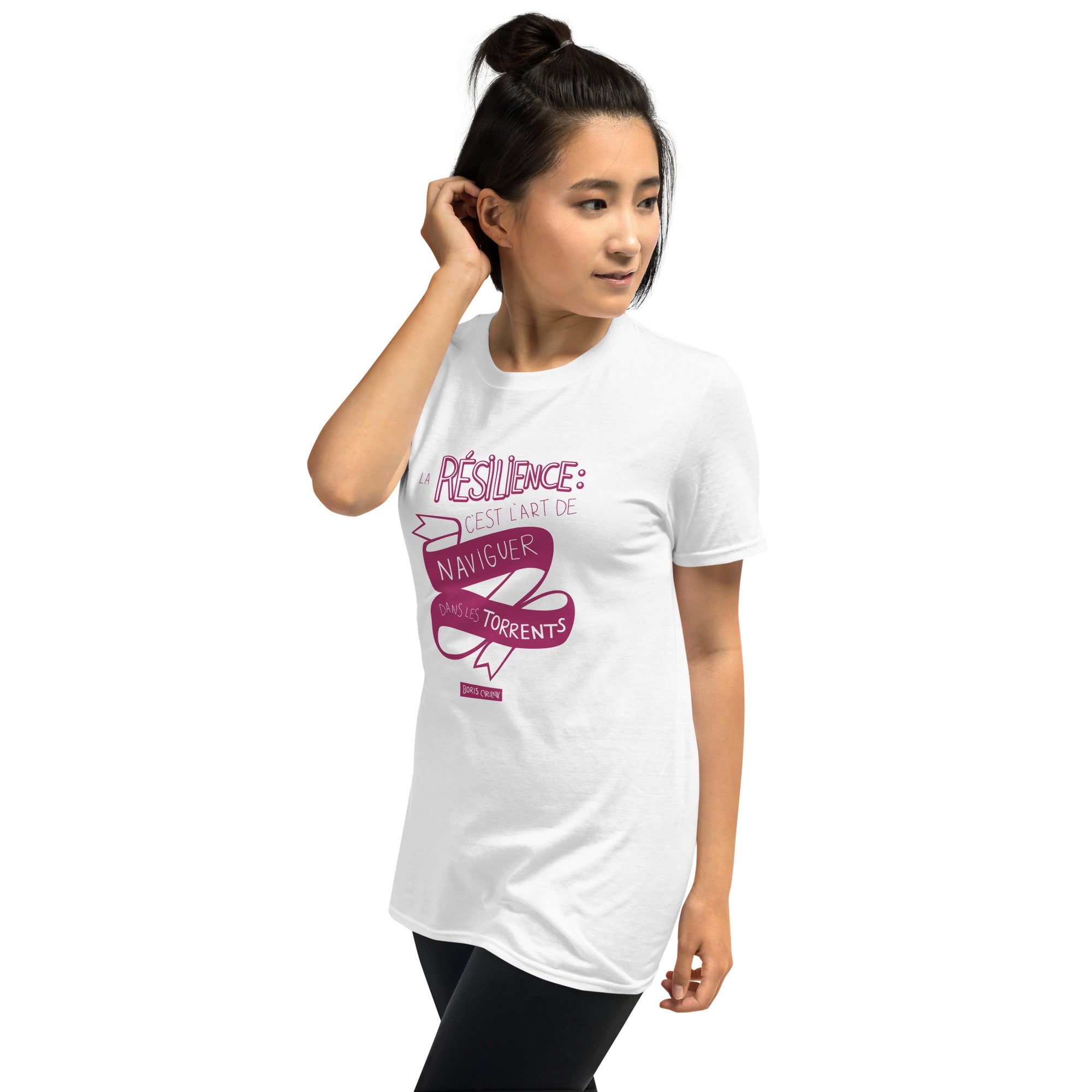La résilience est l'art de naviguer dans les torrents (caractères roses) -T-Shirt- Christiane Constantineau