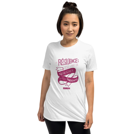 La résilience est l'art de naviguer dans les torrents (caractères roses) -T-Shirt- Christiane Constantineau