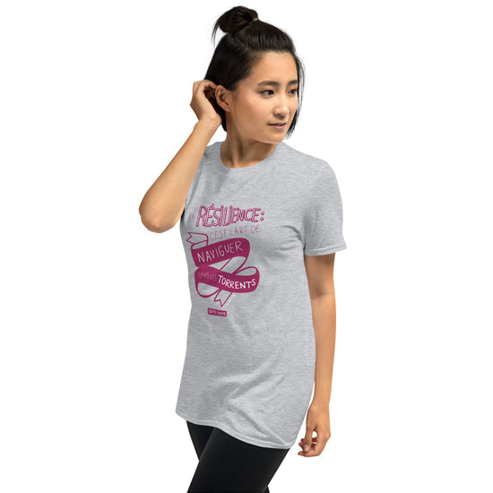 La résilience est l'art de naviguer dans les torrents (caractères roses) -T-Shirt- Christiane Constantineau