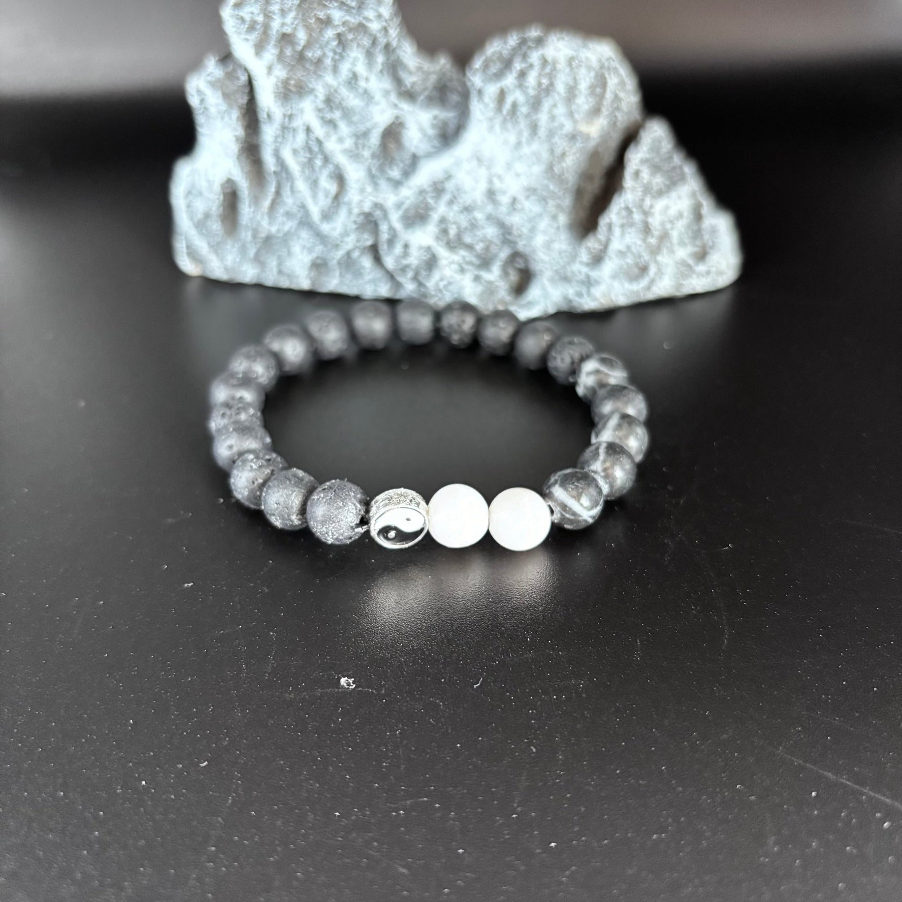 Yin & Yan | Pierre de jaspe zébré | Bracelet diffuseur -Bracelet- Christiane Constantineau